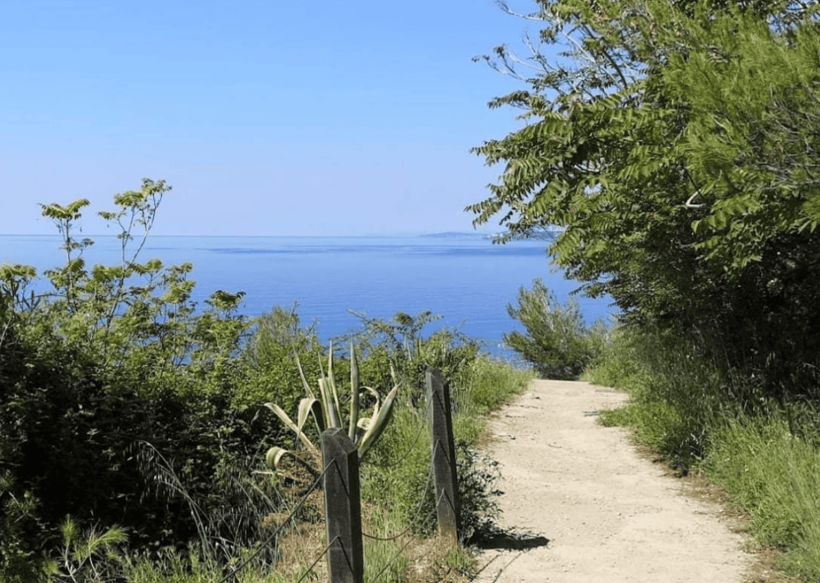 Ventimiglia, trekking in direzione spiaggia delle Calandre